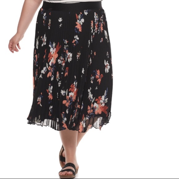 EVRI Dresses & Skirts - Evri black floral print pleated skirt!